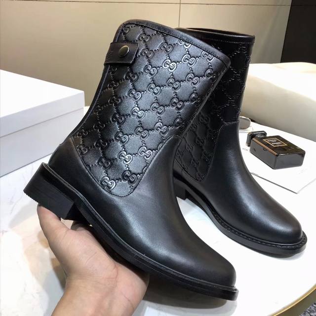 工厂p价 女装女鞋 运动原单高端时尚独家最新单品，专柜1：1品质，原版专柜精心打造，，穿着舒适，上脚超美，面料采用进口粒面软牛皮，头层猪皮内里，垫脚，独特的车线