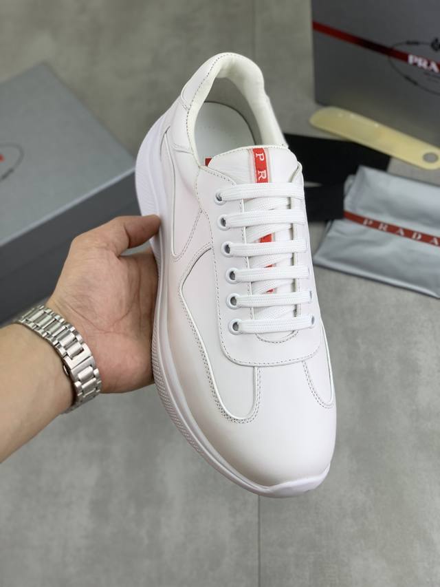 调工厂p价 男装男鞋 运动原单高品质牛里 prada 普拉达经典款男鞋官网最新款上市了1：1复制，香港专柜同步，走秀同台；全部采用小牛皮进口牛皮内里、橡胶大底原