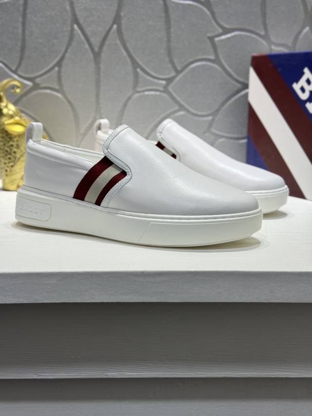 调工厂p价 男装男鞋 运动原单 Bally.巴利 官网款同步码数：38-44码。 新品夏季新品。 材料选用牛皮搭配独特线条元素设计。搭配羊皮内里，Bally原版