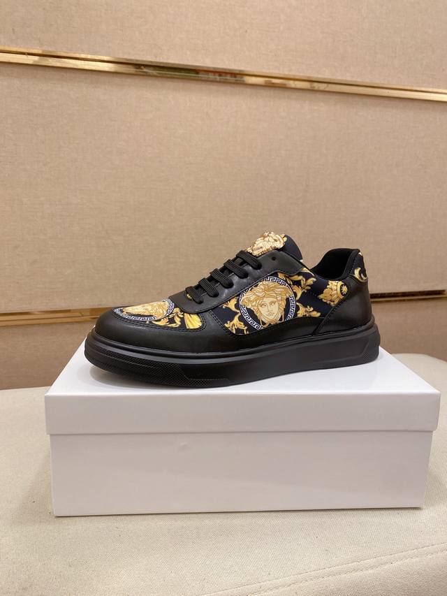 调工厂p价 男装男鞋 运动原单 新款Versace 范思哲 鞋面进口头层牛皮内里进口羊皮内里 。原版大底开模，每一位男士的身份衬托，上脚大气稳重高端定制原版不管