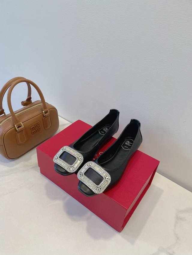 工厂p价 女装女鞋 运动原单 Rv 系钻扣美得移不开眼！ 温柔自有力量 泼天的富贵 真正的精致小公主！ Size 35-40 原盒包装配件