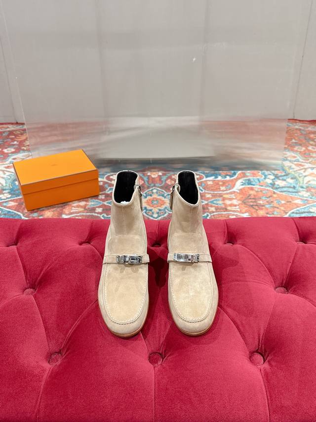 工厂p价 女装女鞋 运动原单 HermèS 爱马仕25Wf秋冬新品 Kelly扣复古平底短靴它传承爱马仕百年匠心工艺 每一处细节都彰显非凡品质标志性Kelly扣