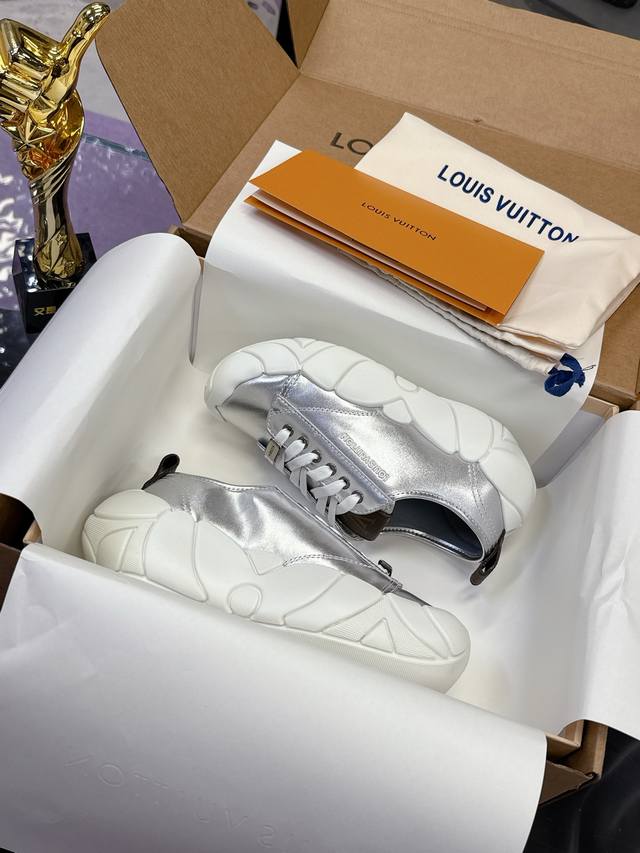 工厂p价p： Lv 路易威登 最新 Bubble系列 云朵 面包鞋 休闲 厚底 运动鞋 原版购入开发 做货 这款Lv Bubble 运动鞋由女装艺术总监 Nic