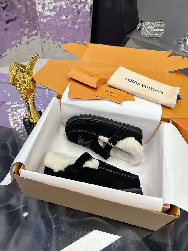 工厂p价p： 路易威登Lv Louis Vuott On Fw24 New Arrival～秋冬最新款毛毛拖鞋～ 这双毛拖也是好好看！皮质的就是非常高级呀！！搭