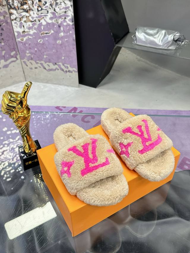 工厂p价p： 百分百真羊毛 最高版本 Loui Vuitt 专柜最新潮品毛拖 羊毛毛拖独家原版订制 Lv毛拖 欧美名媛.明星.网红Girl大爱款时尚却不张扬 简