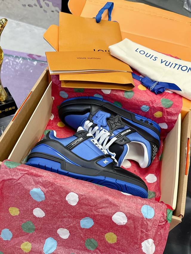 出厂价pp： 飞机盒10 Lv 路易威登L家 驴牌 Trainer系列 情侣款 休闲 运动鞋 滑板鞋 本款 Lv Trainer 运动鞋糅合网格面料和粒面正绒面