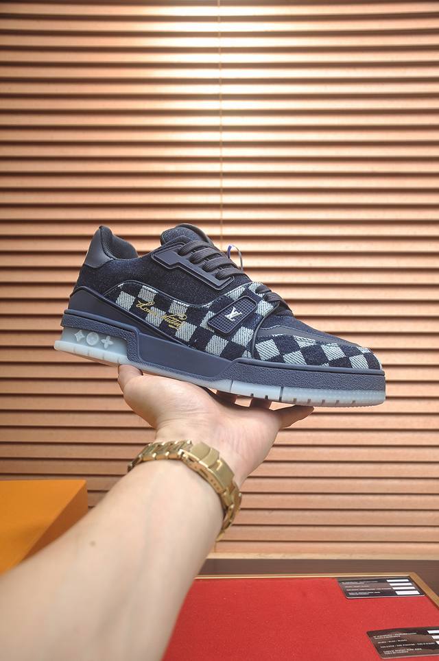 出厂价p 原版开发 品质出货 欢迎对比 Lv板鞋系列 Lv Trainer Maxi运动鞋将成衣系列的宽松廓形引入Virgilabloh笔下的Lvtrainer