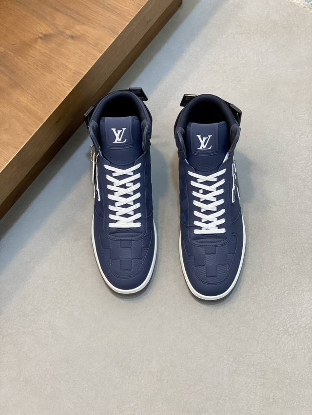 L 新品男士高端休闲运动靴、选用进口头层牛皮丝印品牌Lougou，原版大底，耐磨舒适，Monogram Lougou点缀橡胶外底，透气皮内里，百搭经典款式！ S