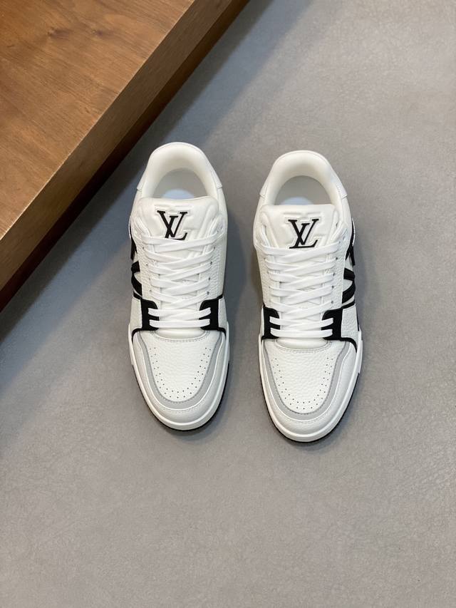 驴家 新配色 男士 Trainer运动鞋，本款 Lv Trainer 运动鞋取材柔软粒面小牛皮，呈现纯净色调，品牌诞生于1854年，设计师手写体品牌标识点缀一侧