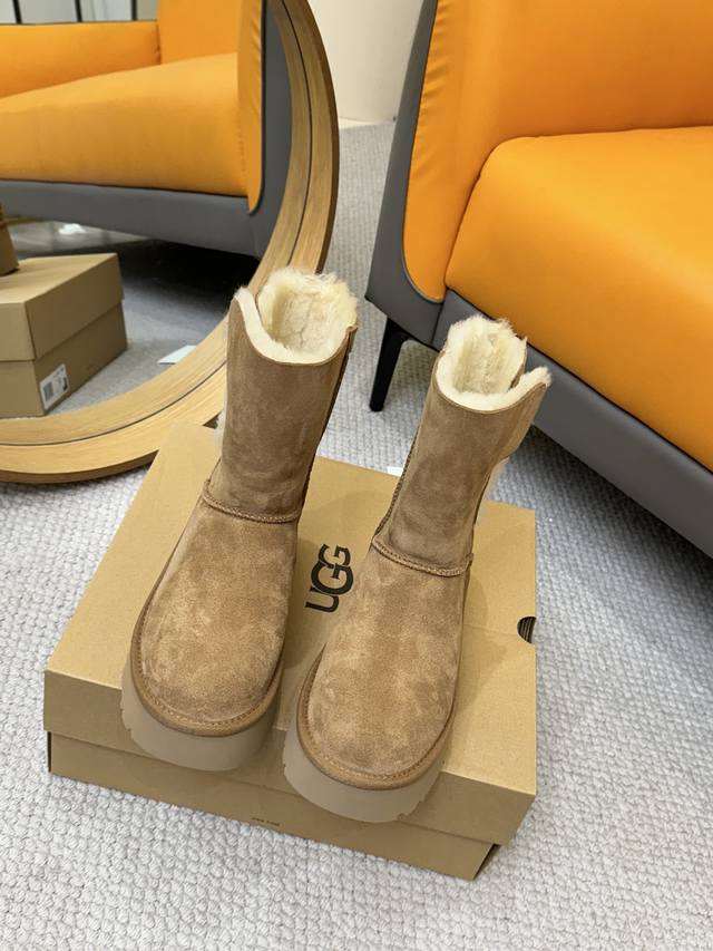 工厂p批p 宋雨琦同款，超级好穿！ 一款鞋子三个穿法！ Ugg ｜慵懒爵士风格真的太爱啦！ #Ugg全新上市的埃斯米系列高筒： 7Cm的坡跟厚底 轻盈舒适皮毛一