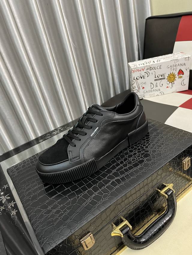 出厂价pp： 新款Dolce＆Gabbana 顶级原单Dg重工系列，新款休闲时尚鞋版型简洁大气，时尚专属时尚又大方。原版进口小牛皮，舒适的羊皮内里。精致奢华，超