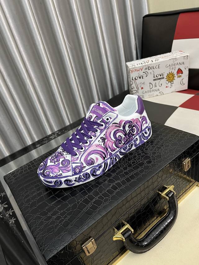 出厂价pp： 新款Dolce＆Gabbana 顶级原单Dg重工系列，新款休闲时尚鞋版型简洁大气，时尚专属时尚又大方。原版进口小牛皮，舒适的羊皮内里。精致奢华，超