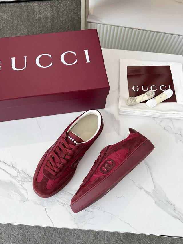 高版本 Gucci最新款德训鞋双G皮革搭配立体Gucci字母 以3D效果成就整款鞋子自在的流动质感，流畅的线条设计 轻盈舒适透气，女码35-40 男码39-45
