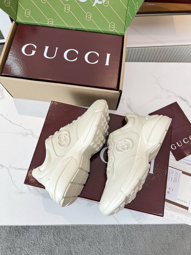 gucci 老爹鞋，踩出你的奢华宣言 厌倦了千篇一律？渴望在人群中脱颖而出？Gucci 老爹鞋；正是你衣橱里缺失的那件风格利器！ 经典重塑，复古回潮：汲取 年代