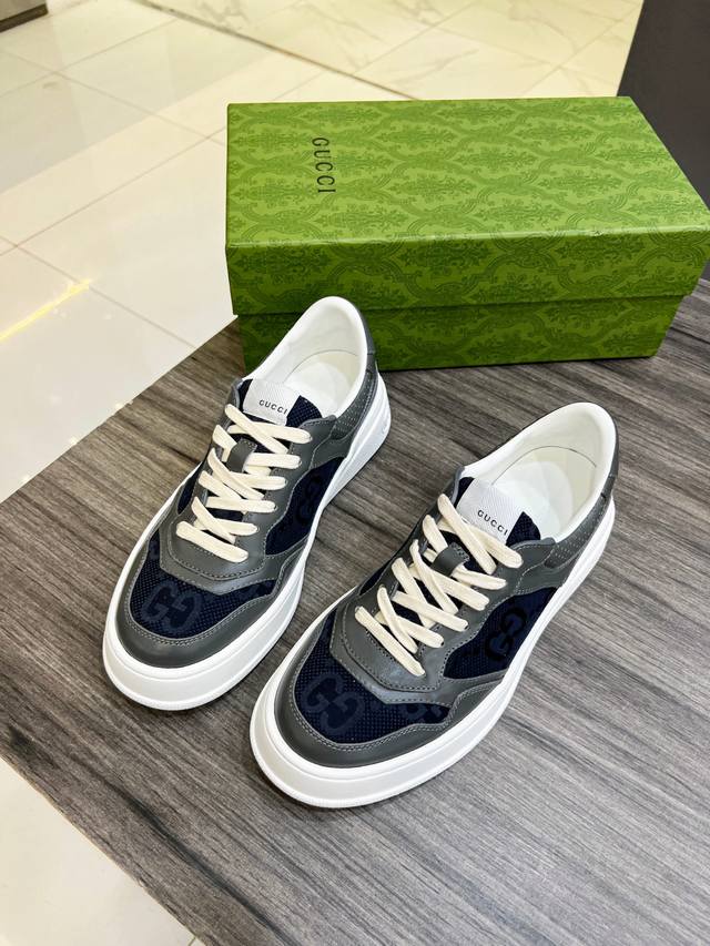 g家最新爆款厚底小白鞋运动与休闲混搭设计既有潮流的理念又有复古风的气息。全新系列继续从其他时代的日常生活中寻找灵感,并融入当下的设计精髓Gg 印花压纹皮革制作,