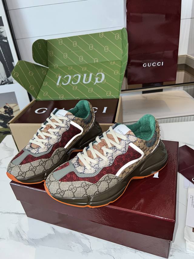 gucci 老爹鞋，踩出你的奢华宣言 厌倦了千篇一律？渴望在人群中脱颖而出？Gucci 老爹鞋；正是你衣橱里缺失的那件风格利器！ 经典重塑，复古回潮：汲取 年代