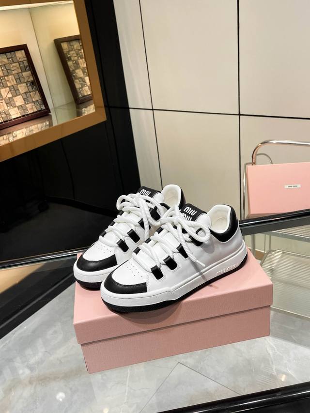 miumiu新款擦色脏脏小白鞋依旧经典时尚 简约的格板设计！品质灰常牛！Miumiu 擦色脏脏小白鞋，前卫大胆的Miumiu风格融于此款漂白皮革运动鞋的简约线条