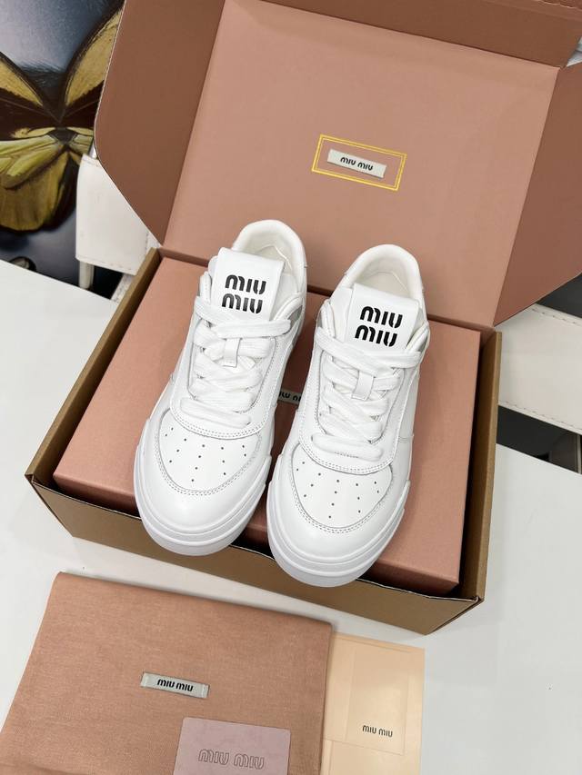 miumiu新款擦色脏脏小白鞋依旧经典时尚 简约的格板设计！品质灰常牛！Miumiu 擦色脏脏小白鞋，前卫大胆的Miumiu风格融于此款漂白皮革运动鞋的简约线条