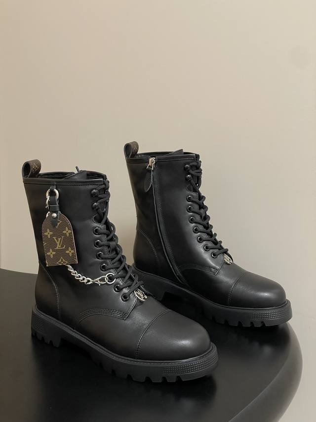 25Fw秋冬新款Louis Vuitton Lv District Ranger 及踝靴 链条老花吊坠短靴系带厚底侧拉链马丁靴 本款District Range
