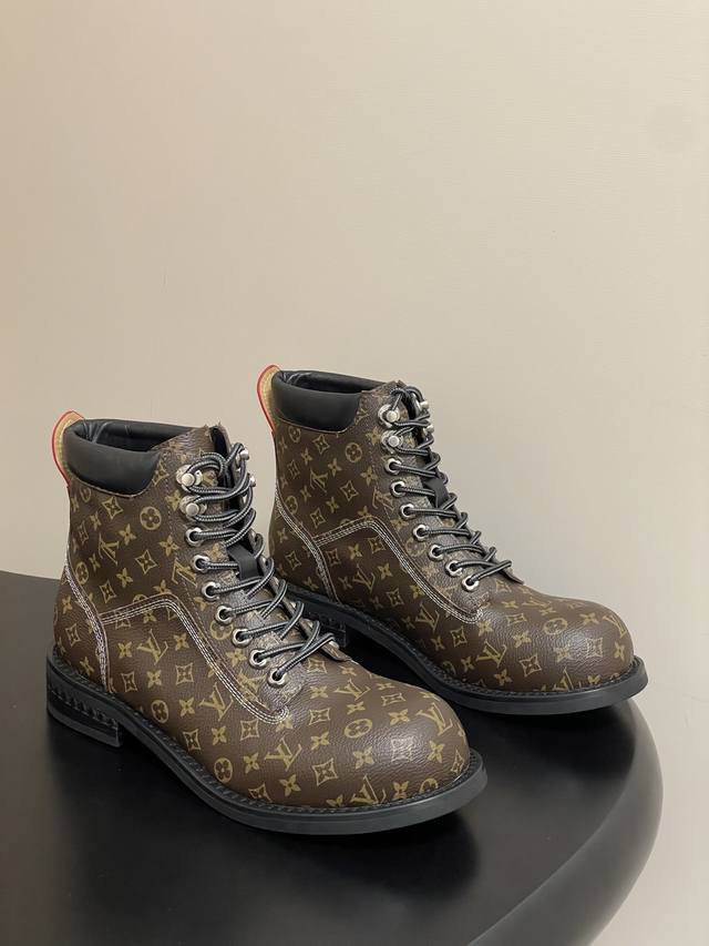 25Ss早秋新款Louis Vuiteeon Lv Bubble 系带鞋情侣款厚底小皮鞋老花皮棋盘格马丁靴 Lv Bubble 系带鞋取材光滑牛皮革，巧妙诠释p