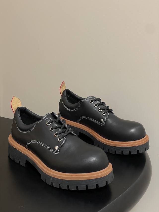 25Ss早秋新款Louis Vuiteeon Lv Bubble 系带鞋男士厚底小皮鞋经典老花 棋盘格乐福鞋 Lv Bubble 系带鞋取材光滑牛皮革，巧妙诠释