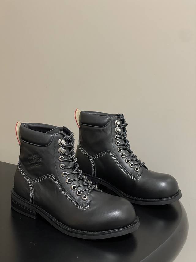 25Ss早秋新款Louis Vuiteeon Lv Bubble 系带鞋男士厚底小皮鞋马丁靴 Lv Bubble 系带鞋取材光滑牛皮革，巧妙诠释pharrell