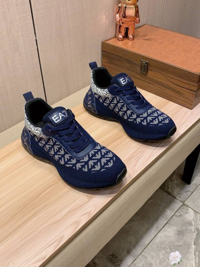 新款: 厂价 阿玛尼Armani* 最新爆款休闲鞋，顶端品牌 奢侈～代购，顶级～质量。 鞋面選用进口透气牛皮搭配布料材质透气羊皮垫脚 精细做工。原版个性时尚柔软