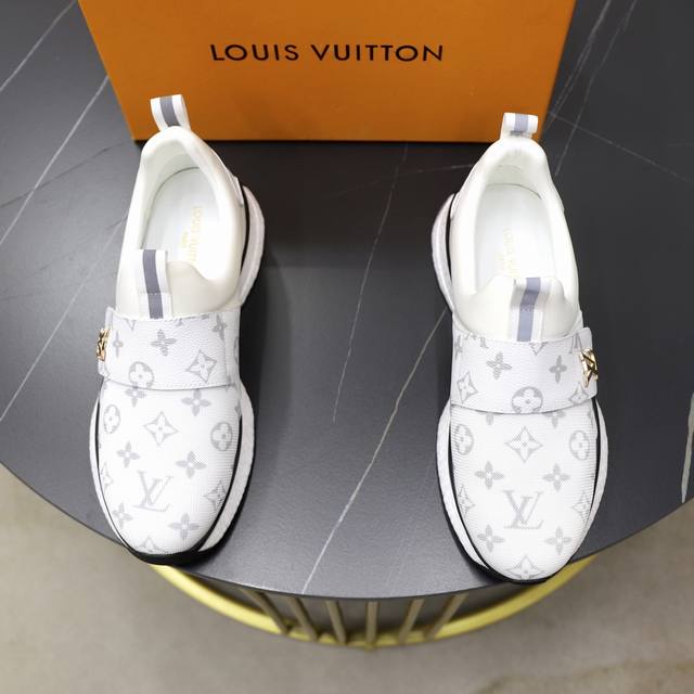 出厂价pp： 品牌：古奇Gucci 标准码：38-44 45订做 等级：官网同款 材料：原版皮料拼接 舒适透气内里 原厂耐磨大底 款式类别：男士时尚休闲鞋 跑步