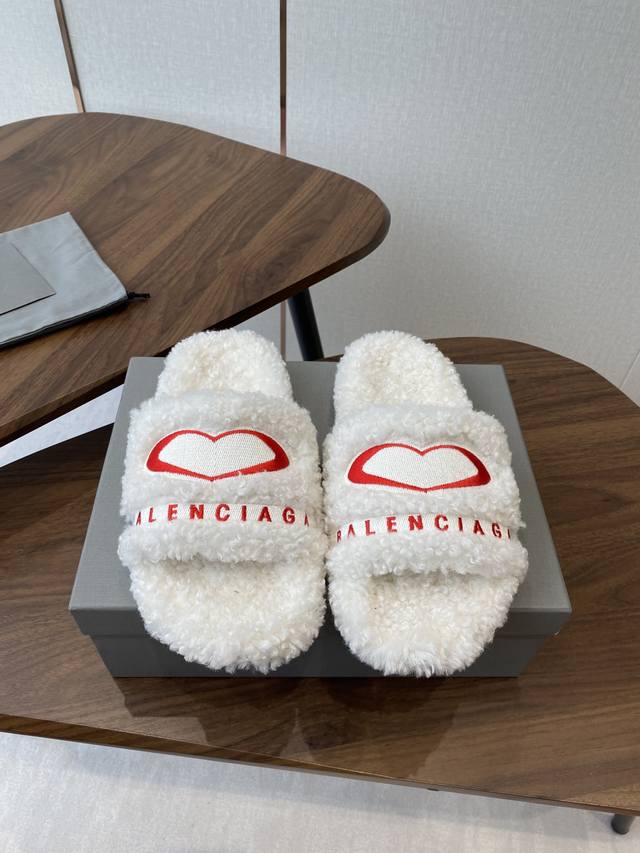 薄底 厚底 Balenciaga 巴黎世家25Ss 秋冬潮品 毛拖 鞋面字母图案、电绣徽标刺绣工艺！高级感满满当当！上脚特别漂亮 面料：羊卷毛 非常柔软舒适 鞋