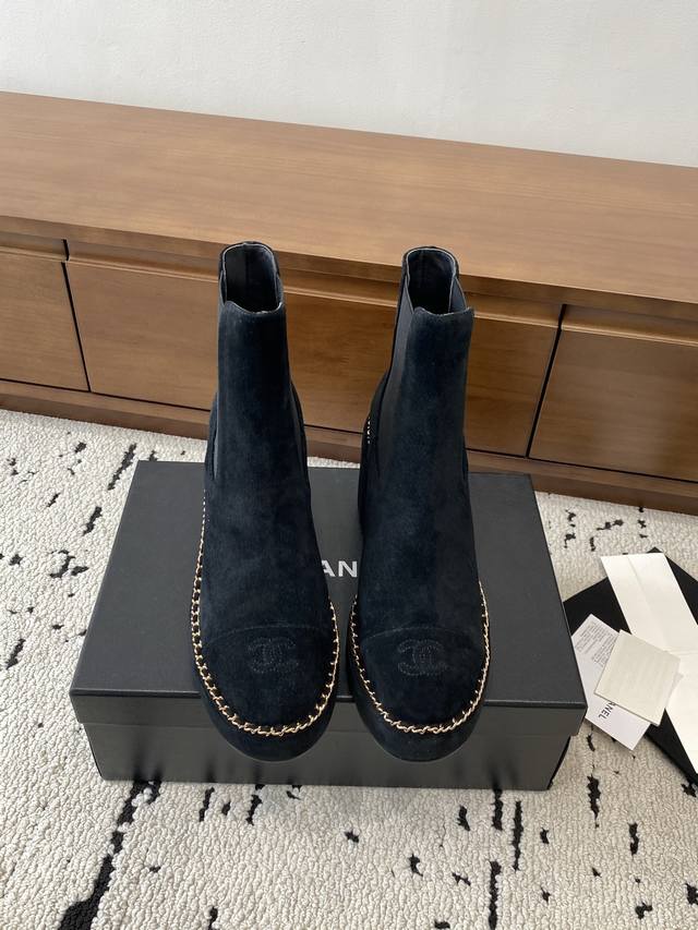 高版本 Chanel 2025S秋冬系列短靴，釆用进囗牛皮打造，外增高度8Cm超显腿长， 大底上沿用了香奈儿经典链条，小美美特别喜欢，这是香奈儿今年秋冬打造的爆