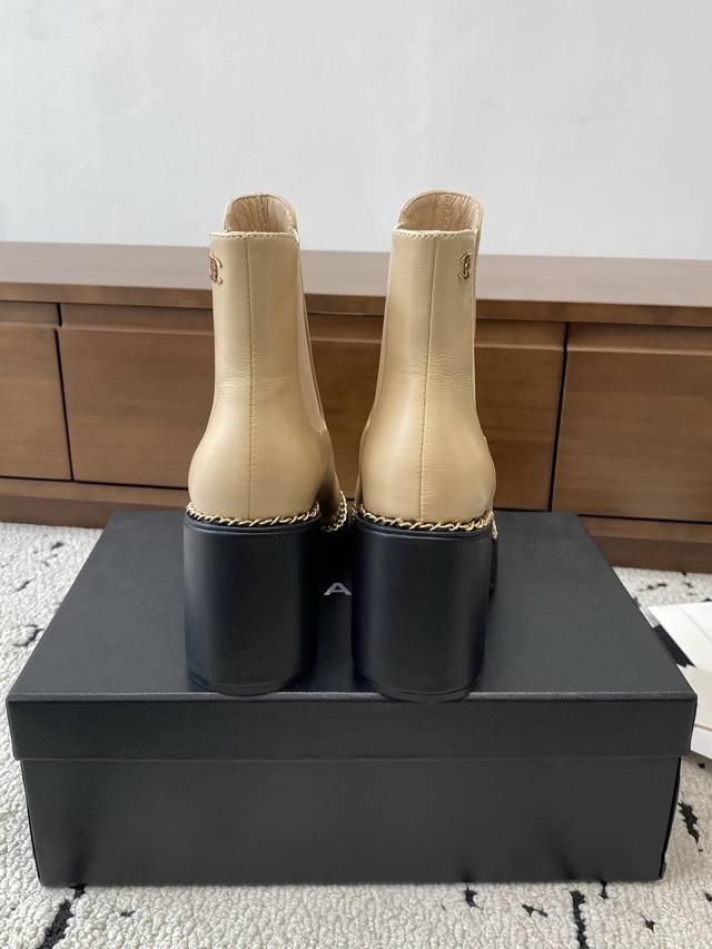 高版本 Chanel 2025S秋冬系列短靴，釆用进囗牛皮打造，外增高度8Cm超显腿长， 大底上沿用了香奈儿经典链条，小美美特别喜欢，这是香奈儿今年秋冬打造的爆