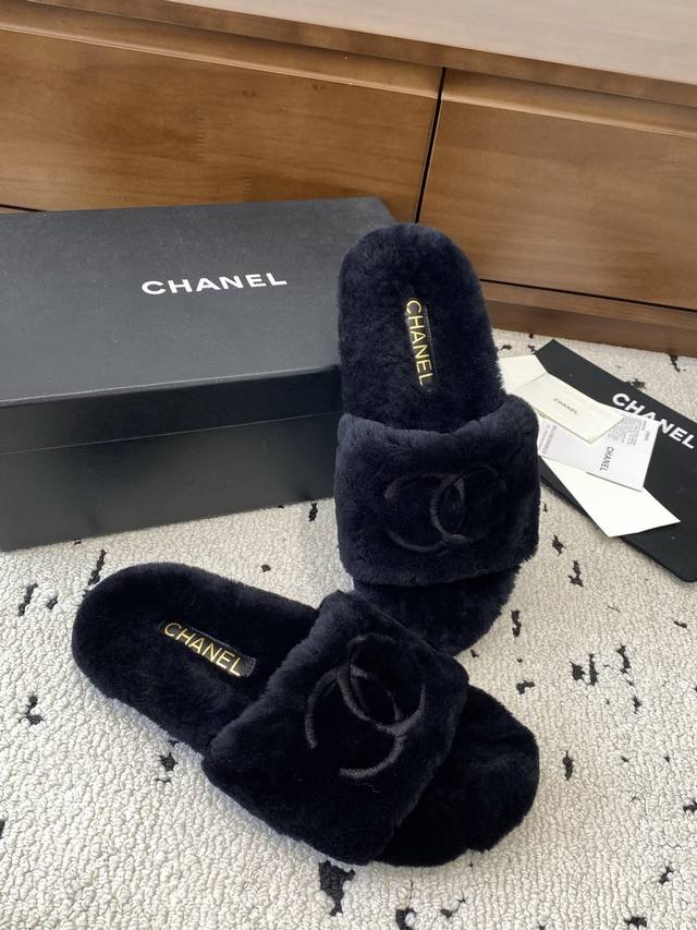 高版本 Chanel｜香奈儿小香25C秋冬新品 低跟圆头平底毛毛拖 满满的复古风 秀气的鞋型 看着就很讨喜 大大的鞋头 衬托脚也变得瘦瘦的 显得修长 经典双G电