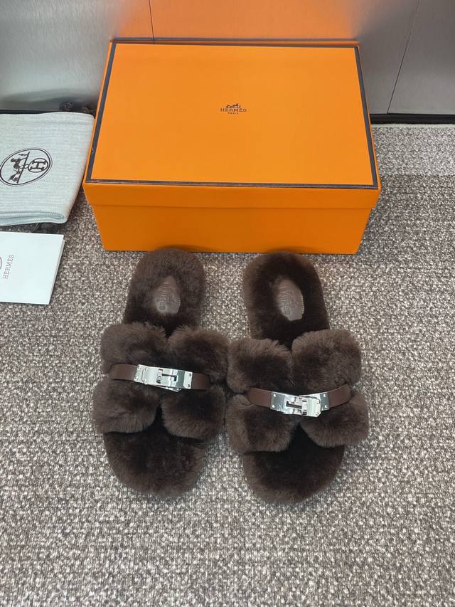 工厂p价p 爱马仕 Hermes 秋冬经典款 Oran 糖果色工字拖女鞋 H家经典Kelly扣平底圆头露趾羊羔毛拖鞋 材质：鞋面100%进口羊羔毛+意大利真皮大