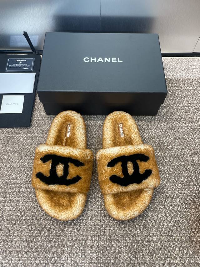 工厂p价p 厚底加10 Chanel 香奈儿 2025秋冬新款时尚搭羊羔毛女拖鞋 小香字母Logo平底圆头拼色露趾居家鞋 材质:进口羊羔毛+原版开模防滑耐磨橡胶
