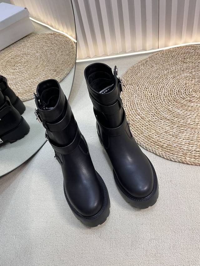 Dior 迪奥25秋冬新款D-Major系列朋克风女靴 明星同款Cd字母Logo五金皮带扣侧拉链机车靴 粗跟厚底圆头一脚蹬骑士短靴 材质：鞋面进口全粒面小牛皮+