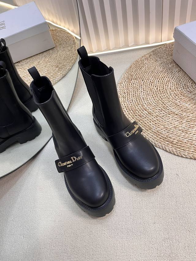 Dior 迪奥25秋冬新款D-Quest系列朋克风切尔西弹力及裸女靴 明星同款Cd字母Logo五金皮带扣机车靴 低跟厚底圆头一脚蹬骑士短靴 材质：鞋面进口全粒面