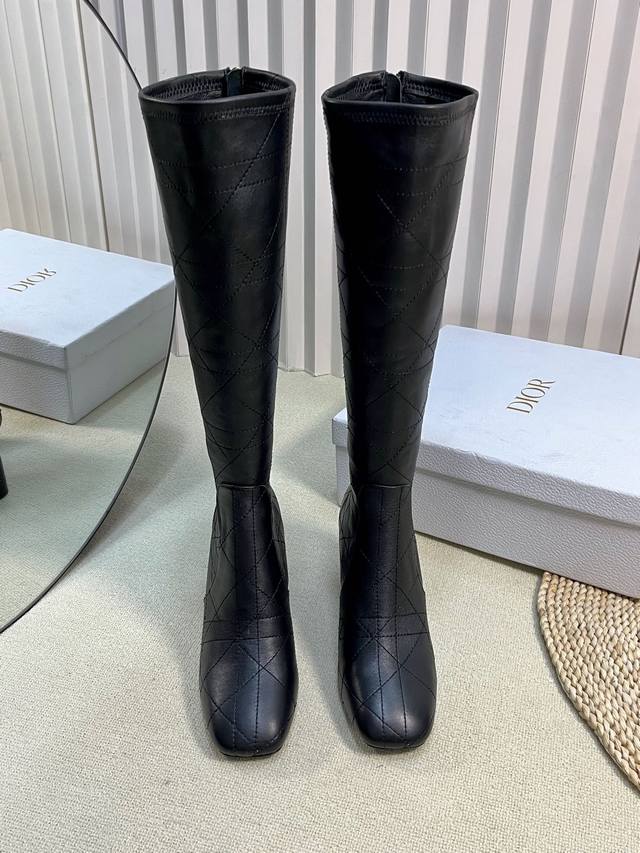 短款p 长款p Dior 迪奥 25秋冬新款Belle-D朋克风格大藤格纹图案粗跟弹力高筒骑士女长靴 明星同款Cd字母Logo五金扣方头，后拉链低跟机车短靴 材