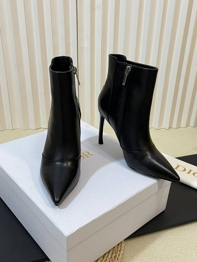 出厂： D*奥Christian Dior 25 新品中古高跟短靴 延续D家永恒经典！这款鞋低调不失华丽 性感又不显张扬 鞋型是大家都爱的秀气款 非常非常显瘦