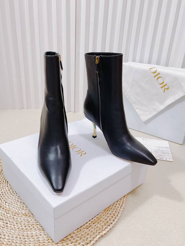 出厂： D*奥Christian Dior 25 新品中古高跟鞋 延续D家永恒经典！这款鞋低调不失华丽 性感又不显张扬 鞋型是大家都爱的秀气款 非常非常显瘦 侧
