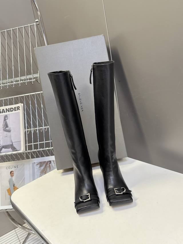 巴黎世家Balenciaga2025秋冬最新走秀款长靴 超多明星网红种草 这双B家靴子真是怎么搭怎么好看 老钱风简约设计这几年超级流行 选它都不会错 配裙子好看