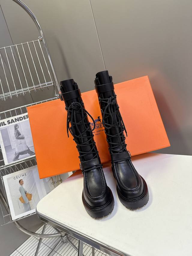 高 矮 Hermes 爱马仕秋冬最新款机车风皮带扣系带短靴 长靴 专柜超难配货 家靴子的设计风格通常以经典简约为主 这款走秀靴打破传统设计风格 马丁靴风格配上时