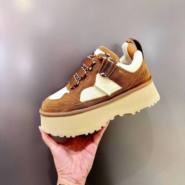 Ugg 2025梅尔休闲，春秋新款来袭，丝带+编织鞋带的组合， 像给鞋子装了 风格开关 想走甜妹路线， 系上丝带蝴蝶结，温柔氛围感拉满； 想切换酷飒模式，换上编