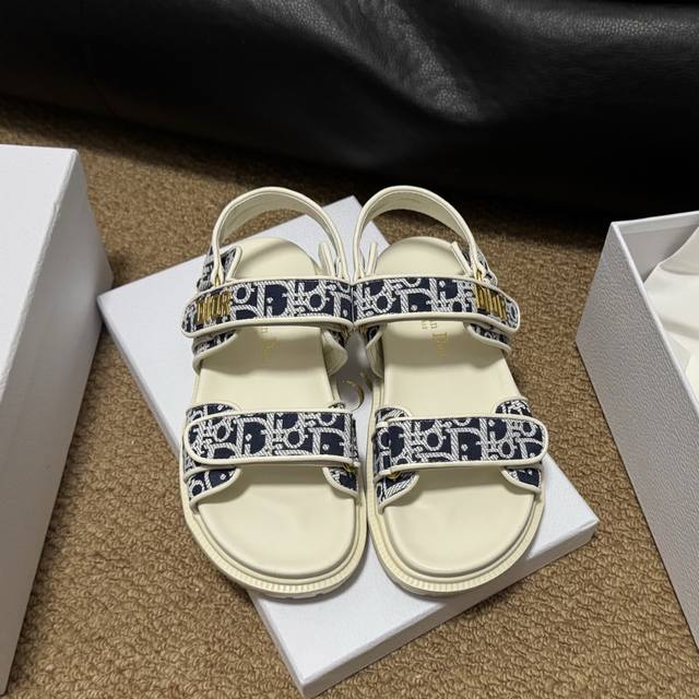 Size： 35 40 41 42.订 Dior Act 魔术贴 拖鞋 凉鞋，舒适又有颜值，细节感十足，上脚也很舒服哟 比起小香，它更不容易撞款。小厚底款式时尚
