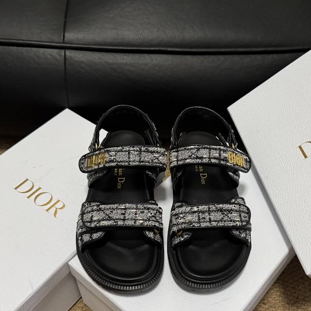 Size： 35 40 Dior Act 魔术贴 拖鞋 凉鞋，舒适又有颜值，细节感十足，上脚也很舒服哟 比起小香，它更不容易撞款。小厚底款式时尚、搭配贴合脚型的