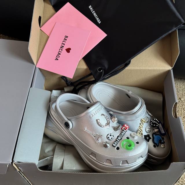 Size: 35-45 洞门永存！ Balenciaga巴黎世家新款洞洞鞋上新，秒变大长腿 智多星Crocs花式Diy洞洞拖鞋，增高作弊神器 好穿～
