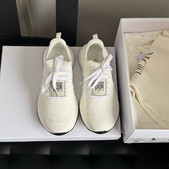 Size: 35-44男女款 45订做不退不换 2025夏季Dior迪奥 针织飞织 休闲 运动鞋 柔软透气的鞋面与轻盈的纹理效果橡胶鞋底相得益彰，饰以各种经典细