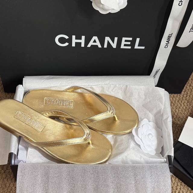 Size: 35-39 40 41订做不退不换 Chanel 香奈儿24S人字拖 自留款，进口植物纤维 真皮底，镶钻Logo点缀，上脚美到爆，简简单单，夏天必须