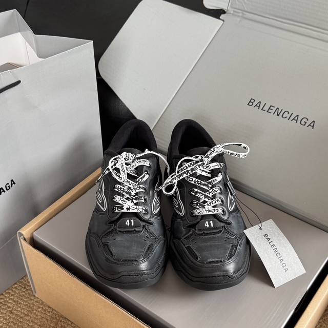 顶级版本： Balenciag 巴黎 最新Hamptons系列 情侣款 破损 做旧 休闲 运动鞋 原版购入开发 做货 Hamptons Sneaker这款新鞋延
