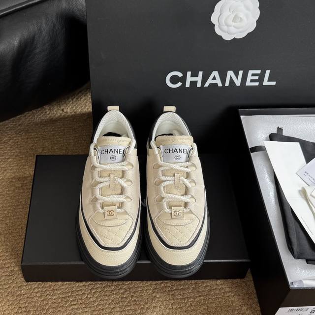 Size: 35-40 41定做不退不换 Chanel香奈儿 2025C 米兰走秀爆款厚底运动鞋 小香早春度假新款 双C方圆头系带休闲鞋 潮鞋 此款绝对是小香这