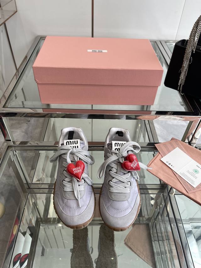 配饰60 Miumiu 缪缪 25Ss 春夏新款 饼干鞋 阿甘鞋休闲运动鞋 Miumiu最新爆款 前卫大胆的设计 Miu Miu风格融于此款厚底帆布运动鞋的简约